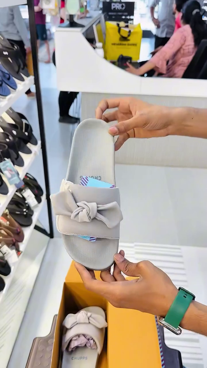 🤍🎀 Elegant Bow Slide Sandals for Women – Stylish Soft-Touch Flat Slippers with Chic Knot Detail 👡✨