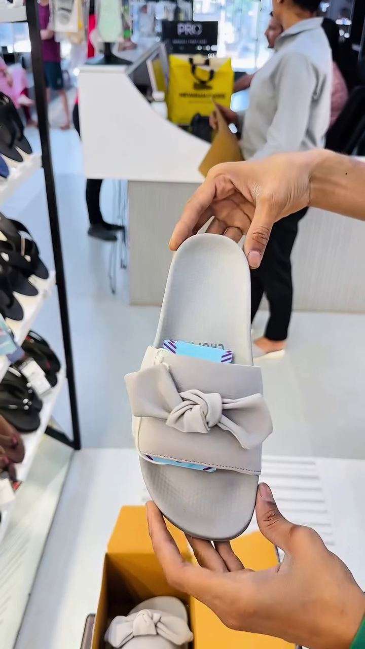 🤍🎀 Elegant Bow Slide Sandals for Women – Stylish Soft-Touch Flat Slippers with Chic Knot Detail 👡✨